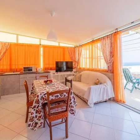 Maga House جيارديني ناكسوس